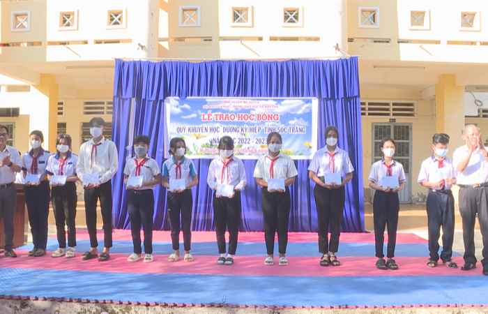 Huyện Mỹ Xuyên trao học bổng Quỹ Dương Kỳ Hiệp cho học sinh vượt khó học tốt